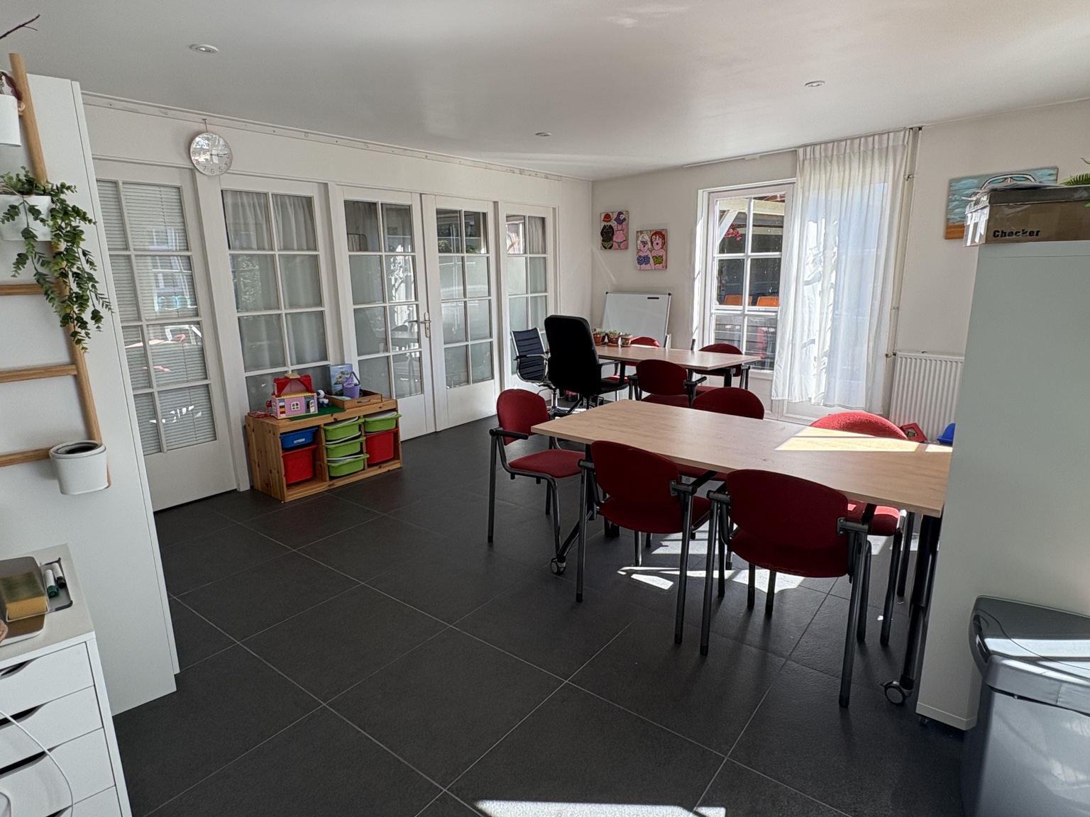 Ruimte met tafels voor huiswerk en begeleiding