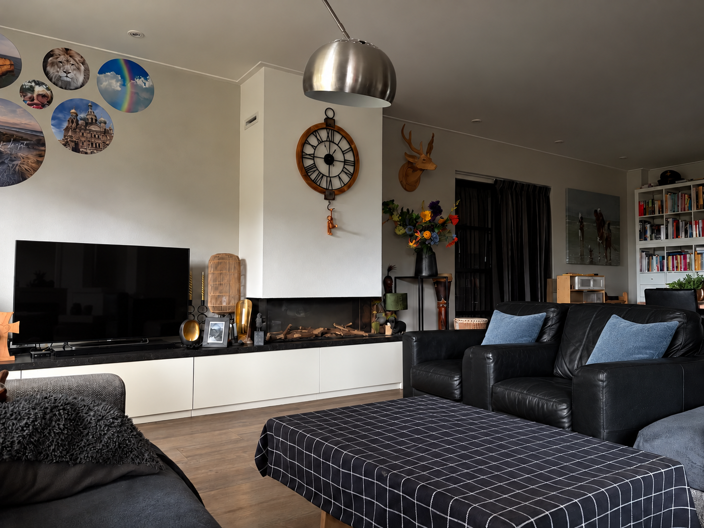 Woonkamer met blauwe kussens en een opgeruimde tafel